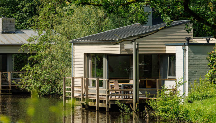 Maisons de vacances parfaitement intégrées dans la nature grâce aux lames de façade Cedral