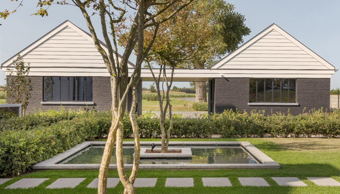 Lames de façade Cedral pour poolhouses et abris de jardin