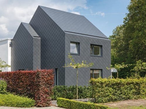 Renovatie van leien dak met Cedral: grijs leien dak van Cedral op een hedendaagse woning.