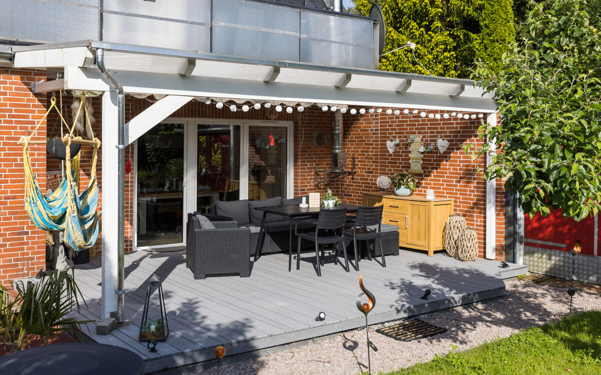 Entspannendes, familienfreundliches Outdoor-Wohnen mit Cedral Terrasse